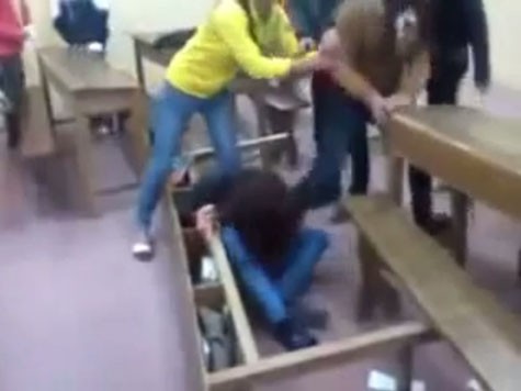 Nữ sinh bị đánh dã man ngay tại lớp học. (ảnh cắt từ clip).